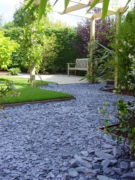 Blue Slate Shale is naturally flat and angular in shape, therefore provides a neat finish to the area in use. Heather Blue in colour, these slate chippings look stunning both dry and wet. As seen in this garden design by New Eden Landscapes. CED Stone inspiring beautiful landscapes Blue Slate Chippings, Slate Ideas, Patio Layout Design, Luxury Garden Design, Low Maintenance Garden Design, Slate Garden, Patio Layout, Back Garden Design, Gravel Garden