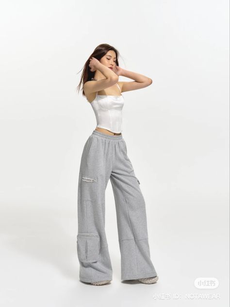 Acubi Sweat Pants, Preppy Asian Fashion, Sweatpants Outfit Casual, Grey Sweatpants Outfit, Casual Outfits Ideas, Sporty Wear, Sweatpants Grey, Airport Outfits, Dance Outfits Practice