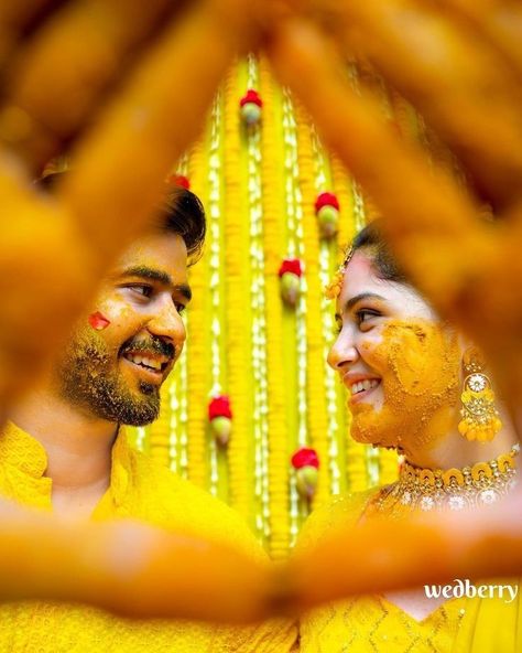 Haldi Photography Ideas For Couple, Groom Haldi Ceremony Photography, Haldi Ceremony Photography Poses, Pithi Outfit Brides, Haldi Photography Ideas For Bride, Haldi Couple Poses, Bride Haldi Poses, Haldi Pic, Haldi Groom