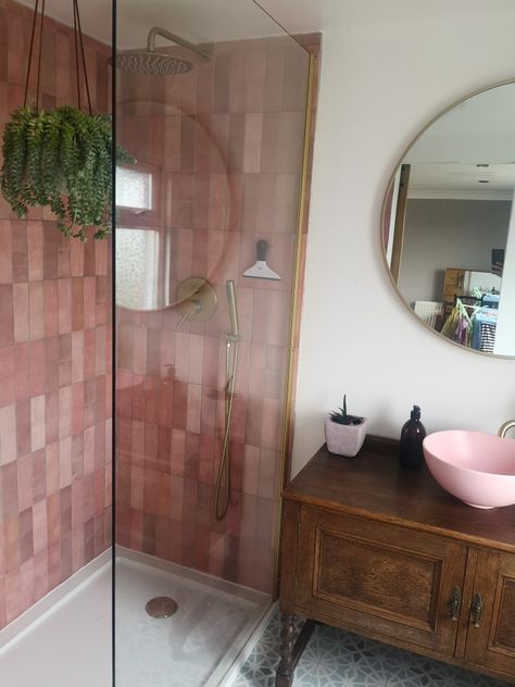 Pink And Black Tile Bathroom Ideas, Pink Porcelain Bathroom, Pink Backsplash Bathroom, Bohemian Chic Bathroom, Pink And Wood Bathroom, Pink Bathroom Tiles Vintage, Pink Quartz Bathroom, Sulking Room Pink Bathroom, Pink Tile Shower