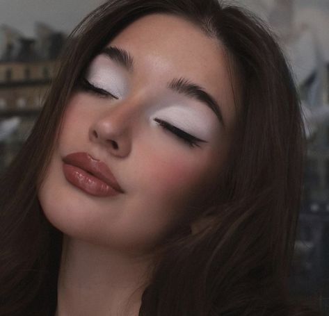 Winter Rave Makeup, White Party Makeup, Dark Eyes Makeup, White Eyeshadow Makeup, White Eyeshadow Looks, Winter Makeup Looks, Winter Eye Makeup, Maquillage On Fleek, White Eyeshadow