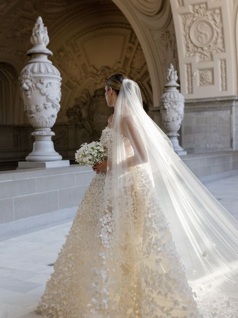 Luxury Romantic Veil, San Francisco City Hall Wedding, Dreamy Wedding Dress, Sparkly Wedding, San Francisco City Hall, Photographer Inspiration, City Hall Wedding, Sparkly Dress, Photoshoot Concept