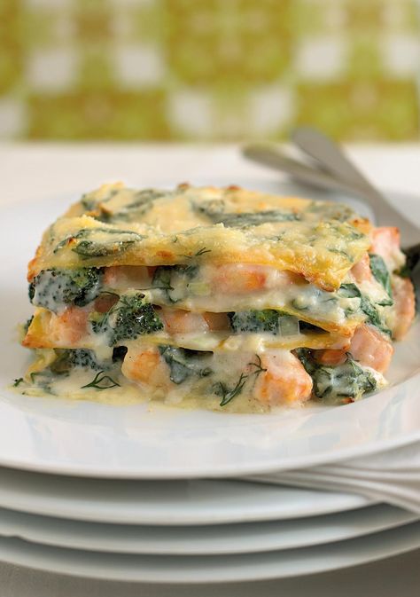 Salmon Wellington Recipe, Salmon Lasagna, Recipes Veggie, Lasagne Recipes, Seafood Pasta Recipes, Prawn Recipes, Spinach Lasagna, Salmon Dishes, Tasty Pasta