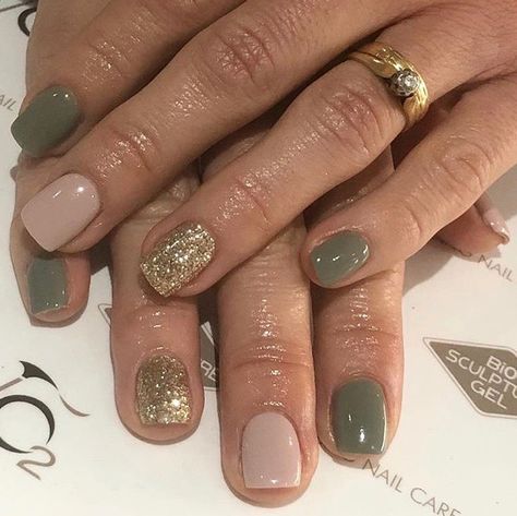 Olive Wedding Nails, Gel Nail Designs Green And Gold, Call Nail Ideas 2023, Fall Green Nails Art Designs, Olive Green Manicure Ideas, Olive Dip Nails, Gold And Olive Green Nails, Gold Nails With Green, Multi Color Dip Powder Nails