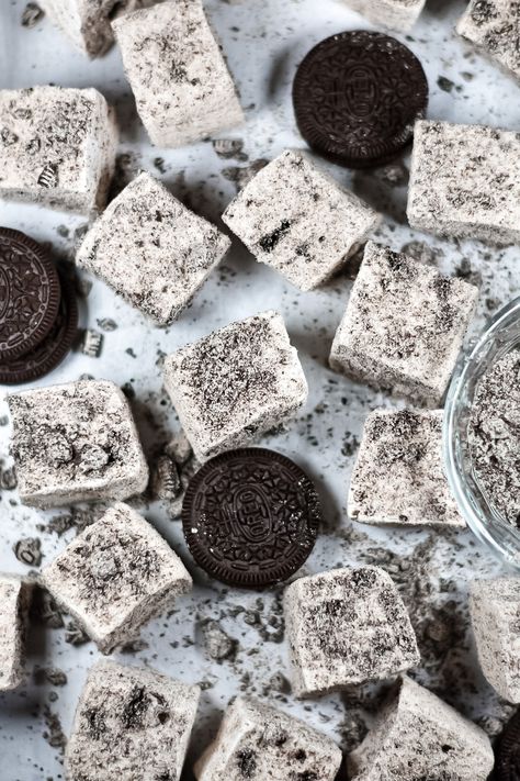 A recipe for homemade cookies and cream marshmallows filled with chunks of Oreo cookie, and tossed in a powdery Oreo coating. Like cookies and milk, but better! Homemade Marshmallow Recipe, Homemade Oreos, How To Make Marshmallows, Cookies And Milk, Crushed Oreos, Recipes With Marshmallows, Homemade Marshmallows, Cookies N Cream Cookies, Oreo Cookie