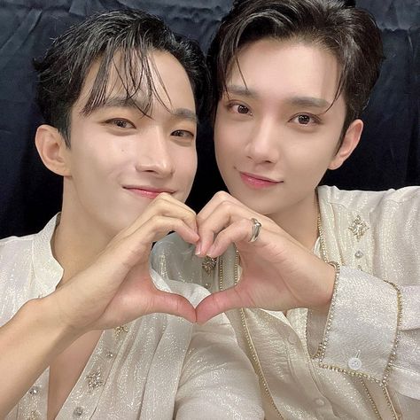 #dk #joshua Seoksoo Selca, Dk Joshua, Hd Icons, Seventeen Dk, Joshua Seventeen, Heart Pictures, Pledis 17, Friend Photoshoot, Boyfriend Pictures