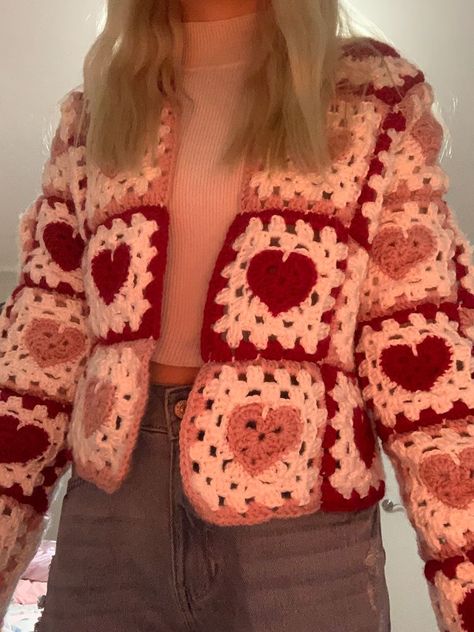 Heart Granny Square Cardigan, Crochet Heart Cardigan, Taylor Swift Crochet, Heart Granny Square, Crochet Valentine Patterns, Cardigan Rosa, Granny Square Cardigan, Square Cardigan, Heart Cardigan