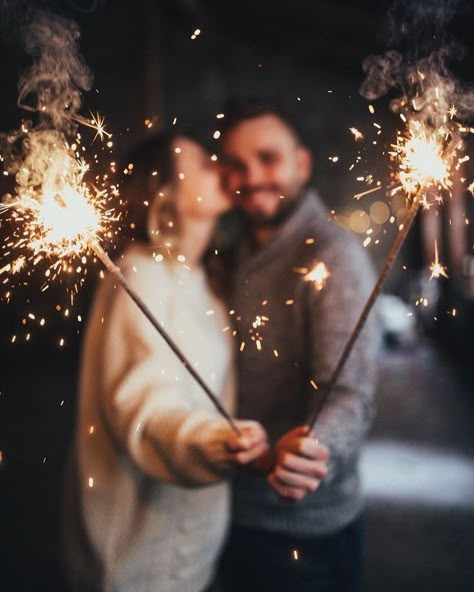 Christmas Decor Diy Crafts, Sparkler Pictures, Christmas Ideas Diy, Sparkler Photography, New Year Photoshoot, Decoration Ideas Christmas, Shooting Couple, 4th Of July Photos, Christmas Decoration Diy