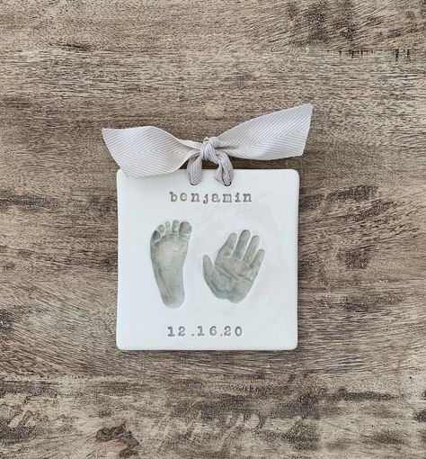 Crafting Tiny Treasures: Baby Footprint Art Projects Baby 2024, Baby Footprint Art, Footprint Keepsake, Baby Keepsakes, Baby Footprint, Milestone Pictures, Baby Handprint, Diy Bebe, Monthly Milestone