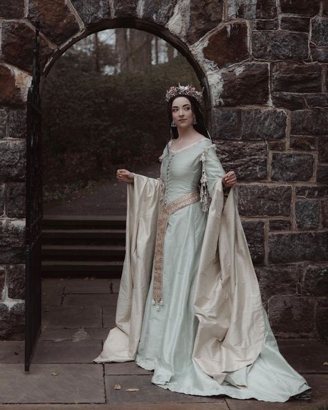 Younger me would be so in awe of the person I am now ✨ I never would have dreamed that I’d be getting to do such magical things as a grown… | Instagram Ren Faire Wedding, Game Of Thrones Dresses, Interesting Dresses, Fantasy Reference, Elven Costume, Celtic Dress, Medieval Princess, Noble Lady, Team Green