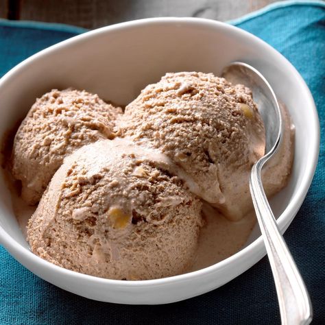 Toasted Hazelnut and Chocolate Ice Cream German Chocolate Ice Cream, Ricotta Ice Cream, Homestyle Recipes, Hazelnut Dessert, Chocolate Ice Cream Recipe, Ice Scream, Chocolate Crunch, Homemade Ice Cream Recipes, Baking Cocoa