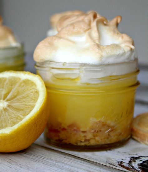 Mason Jar Lemon Meringue Pie, Dessert In A Jar Recipes, Fruit Cake Ideas, Jar Deserts, Mason Jar Deserts, Jar Pies, Mason Jar Desserts Recipes, Lemon Merengue, Lemon Pie Receta