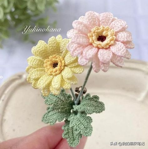 A beautiful gerbera decorative flower illustration, made into a brooch or bouquet is very delicate and beautiful - laitimes Crochet Coin Purse, Crochet Symbols, Crochet Bouquet, Crocheted Flowers, Crochet Hair Accessories, Beginner Crochet Projects, Crochet Flower Tutorial, Crochet Flower Patterns, Diy Crochet Projects