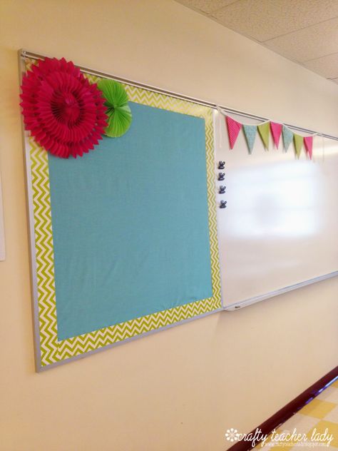 Crafty Teacher Lady: Classroom Tour: Decorations & Organization Classroom Whiteboard Organization, White Board Ideas, Chevron Classroom Decor, Classroom Whiteboard, Chevron Borders, Classroom Tour, Classroom Makeover, Classroom Layout, Poster Frames