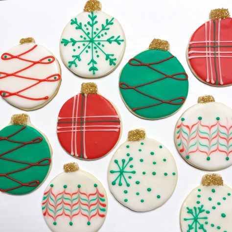 Christmas Sugar Cookies Ornaments, Christmas Cookies Decorated Ornament, Christmas Cookie Ornaments Royal Icing, Ornaments Cookies Decorated, Round Sugar Cookie Christmas Designs, Ornament Cookie Decorating Ideas, Cookie Ornaments Decorated, Round Sugar Cookie Decorating Ideas Christmas, Christmas Ball Cookies Decorated