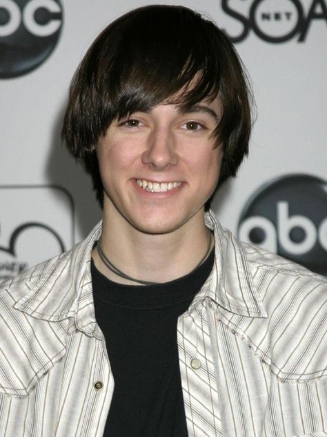 Jake Thomas; played Lizzie McGuire's little brother Matt. Geeezzzz. Jake Thomas, The Early 2000s, Her Campus, Lizzie Mcguire, Self Image, Back Off, Cosmetology, Early 2000s, Actors & Actresses