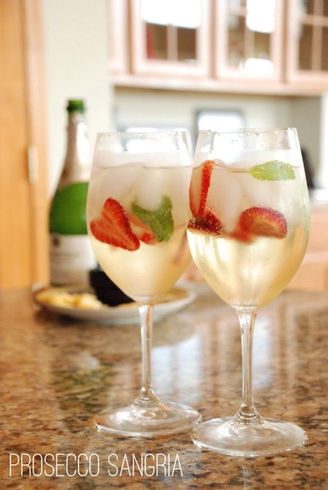 prosecco sangria - prosecco, triple sec, sparkling grape juice, strawberries, mint #champagne YUM!!! Sangria Prosecco, Prosecco Sangria, Prosecco And Orange Juice, Rose Prosecco, Champagne Sangria, Prosecco Cocktail Recipes, Prosecco Drinks, Sangria Drink, Sparkling Sangria