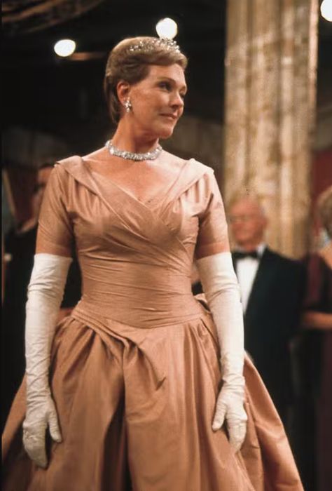 10 Best Brown Costumes from Modern Movies Princess Diaries 1, The Princess Diaries 2001, Ball Gowns Fantasy, Diary Movie, Royal Films, The Princess Diaries, Queen Alexandra, Gentlemen Prefer Blondes, Sandra Oh