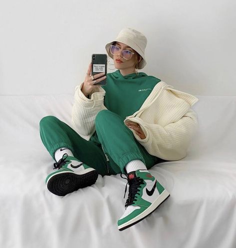 Jordan 1 Green Outfit Women, Jordan 1 Green Outfit, Green Outfit Women, Lucky Green Outfit, Jordan Clothes, Jordan 1 Green, Jordan 1 Outfit, Skater Girl, Jordan Outfits