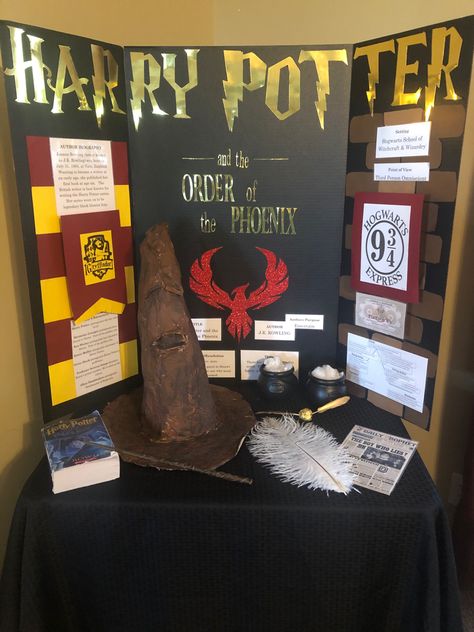 Harry Potter Poster Board Ideas, Harry Potter Displays, Harry Potter Bulletin Board, Harry Potter Display, Science Fair Board, School Library Book Displays, Reading Fair, School Exhibition, Hollywood Theme Classroom