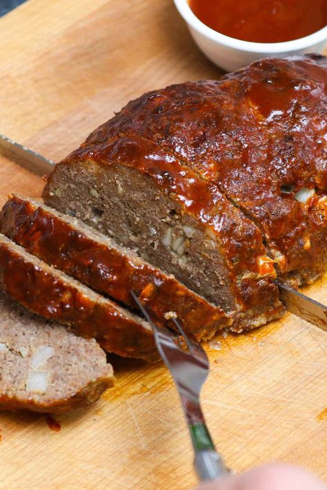 Smoked meatloaf on a carving board with barbecue sauce Bbq Bacon Meatloaf, Pressure Cooker Meatloaf, Smoked Meatloaf Recipe, Bacon Meatloaf, Bacon Wrapped Meatloaf, Bbq Meatloaf, Smoked Meatloaf, Plats Weight Watchers, Pressure Cooking Today