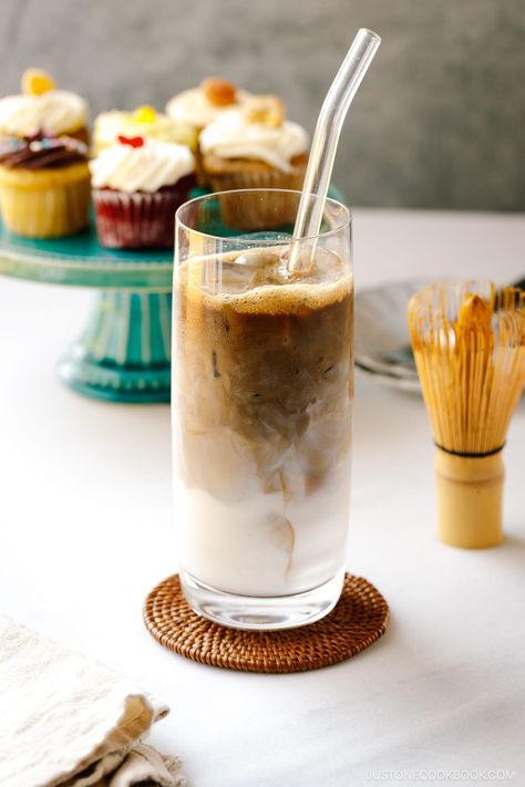 Made with non-caffeinated roasted green tea (hojicha) powder, this Iced Hojicha Latte is a beautiful and delicious drink to enjoy any time of the day! Hojicha Latte, Caffeine Drinks, Lactose Free Milk, Ice Milk, Green Tea Benefits, Time Of The Day, Matcha Bowl, Spiced Coffee, Green Tea Powder