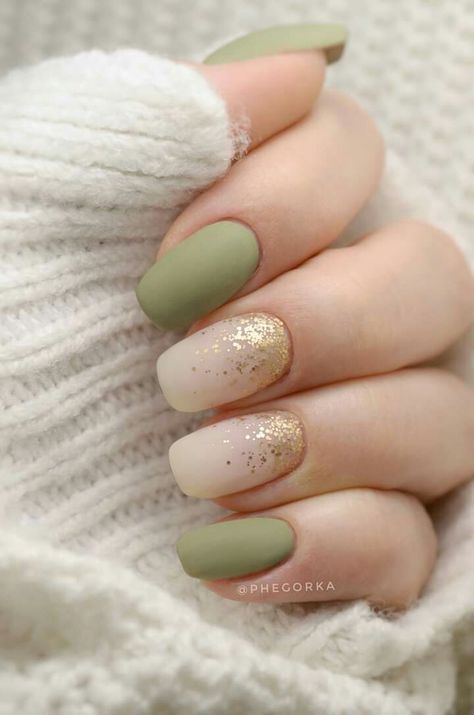 Army Green Spring Nails, Green Gel Manicure Ideas, Sage Green And Beige Nails, Nail Ideas Green And White, Green And White Nails Ideas, Spring Wedding Nails For Guest, Green And Beige Nails, Soft Green Nails, November Nails