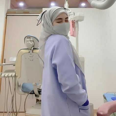 Hijabi Dentist, Beauty Recipes Hair, Kedokteran Gigi, Medical Photography, Medical Pictures, Doctor Outfit, Breakup Picture, Instagram Dp, Medical School Inspiration