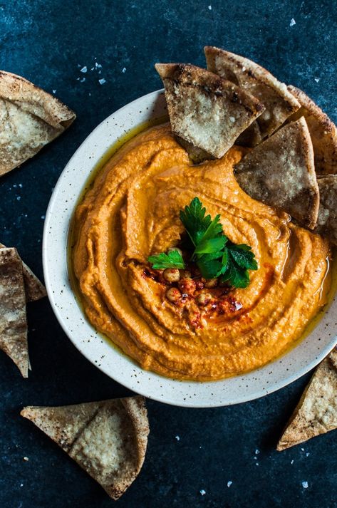 Roasted red pepper and sriracha hummus makes the perfect spicy snack or appetizer! It's smooth and delicious and vegetarian-friendly. Roasted Carrot Dip, Lentil Hummus, Salty Recipes, Roasted Eggplant Dip, Carrot Dip, Fodmap Snacks, Sweet Potato Hummus, Roasted Carrots Recipe, Roasted Carrot