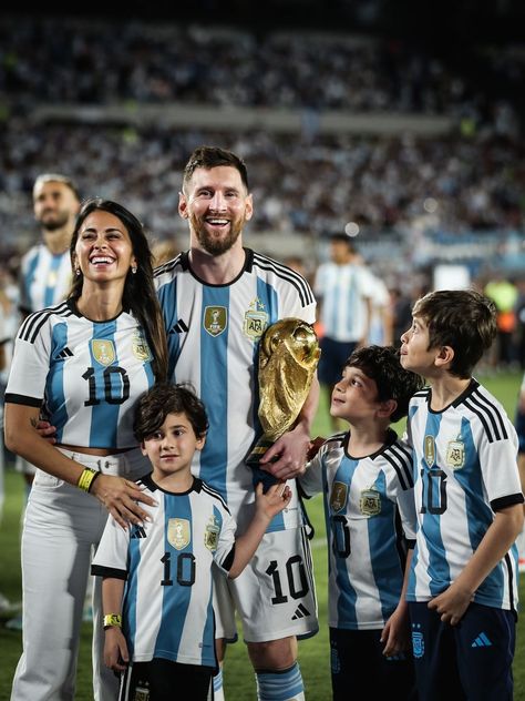 thiago-donegana Messi Y Antonella, Messi And Wife, Antonella Messi, Messi News, Lionel Messi Family, Messi World Cup, Cr7 Vs Messi, Messi Poster, Antonella Roccuzzo