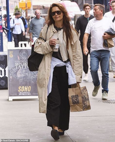 Katie Holmes exudes boho chic as she layers up in a loose-fitting coat after picking up a smoothie in New York City | Daily Mail Online Layered Button Up, Tall Actors, Style Moodboard, Blue Button Up Shirt, Beige Coat, Eva Longoria, Katie Holmes, Minimal Style, Stepping Out