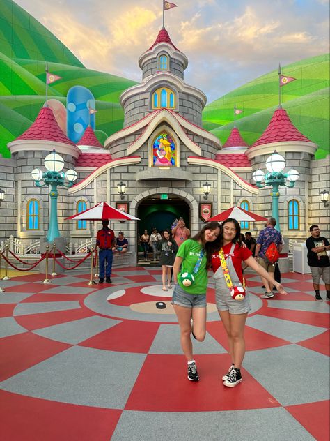 Nintendoland Nintendoworld Nintendo Super Marios Bros Universal Studios Photo inspo Inspiration Pics Poses Girls Outfits Mario Luigi Bowser Universal Mario World, Super Nintendo World Outfit, Super Mario Inspired Outfits, Mario Outfit Ideas, Nintendo World Outfit, Universal Studios Hollywood Photo Ideas, Universal Studios Hollywood Outfit, Universal Studios Orlando Outfit, Universal Studios Outfit Summer