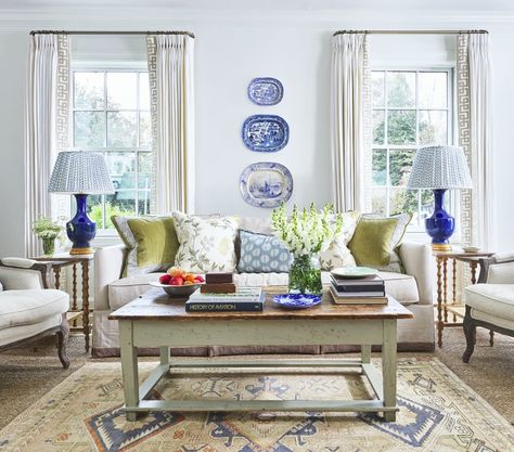 Post Image Southern Style Decor, Southern Living Rooms, Southern Charm Decor, Southern Style Homes, Southern Style Home, Grandmillenial Style, Colorful Rooms, Family Room Inspiration, Southern Cottage