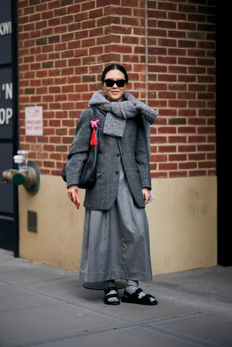 Fall 2024 Fashion, New York Street Style, New York Fashion Week Street Style, What To Wear Today, Sweater Trends, Copenhagen Fashion Week, Grey Outfit, Style Looks, Style Fall