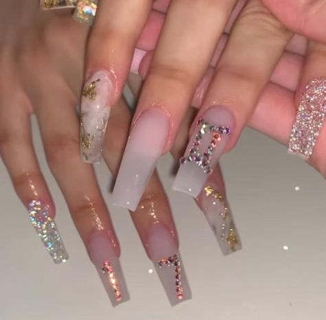 Gemini Nails Short, Zodiac Charm Nails, Zodiac Birthday Nails Acrylic, Gemini Birthday Nails Short, Zodiac Nails Designs Gemini, Pink Gemini Nails, Gemini Acrylic Nails, Gemini Inspired Nails, 17 Birthday Nails Ideas