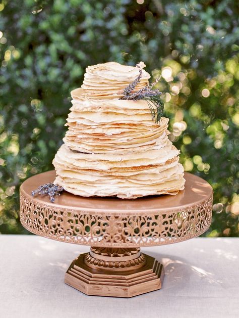 Metallic Cake, Metallic Wedding Cakes, Dessert Alternatives, Cake Stand Set, Yoghurt Cake, Wedding Cake Alternatives, Crepe Cakes, Small Wedding Cakes, Classic Wedding Cake