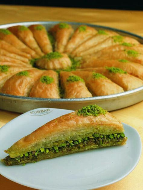 Jordanian Food, Turkish Recipes Desserts, Filo Pastry Recipes, Pistachio Baklava, Turkish Baklava, Baklava Recipe, Turkish Desserts, Moroccan Food, Ramadan Recipes