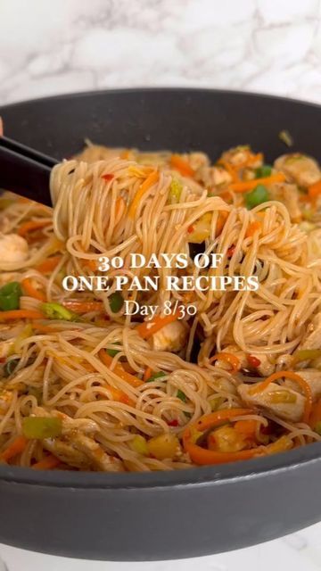 Pan Noodles Recipe, Dog Food Recipes Crockpot, White Cabbage, Lean Chicken, Chicken Chow Mein, Chow Mein Noodles, One Pan Dinner, Pan Recipes, Peanut Oil