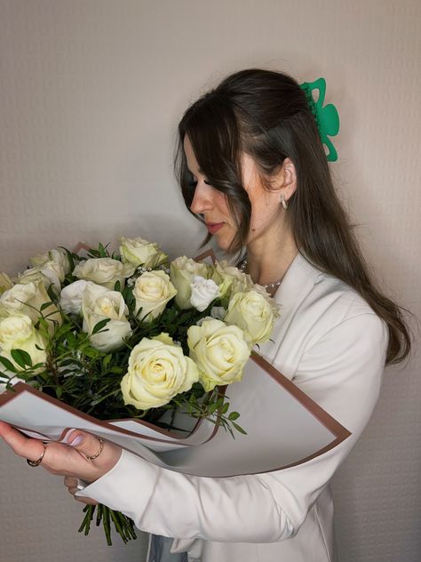 White roses bouquet aesthetic pose curtain bangs white blazer neutral colours birthday flowers brown medium hair curly hair White Rose Bouquet Aesthetic, Pose With Rose, White Rose Flower Bouquet, Rose Bouquet Aesthetic, Flower Bouquet Aesthetic, Flower Bouquet Birthday, Bouquet Aesthetic, Rose Flower Bouquet, Bouquet Birthday