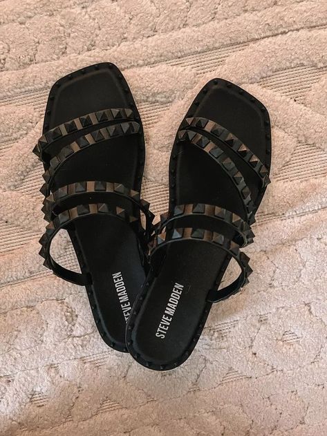 Studded Sandals Outfit, Spring Summer Shoes, Casual Chic Spring, Comfort Fashion, J Black, Steve Madden Sandals, Sandals Outfit, Studded Sandals, Fashion Sandals