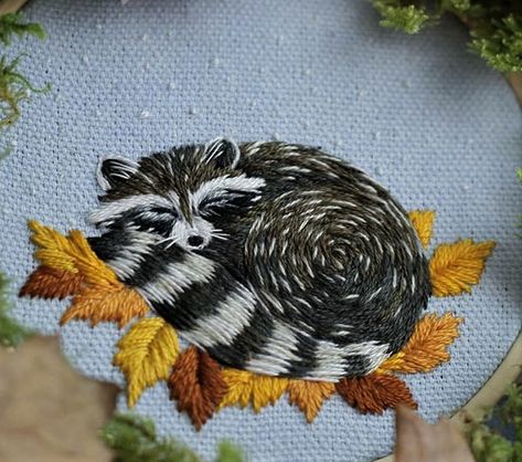 Skunk Embroidery, Raccoon Embroidery, Fantasy Embroidery, Canvas Stitching, Diy Patches Embroidery, Cute Embroidery Patterns, Basic Hand Embroidery Stitches, Embroidery Stitches Tutorial, Thread Painting