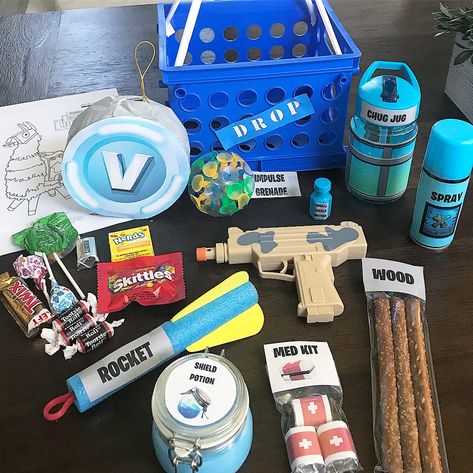 Fortnite Goodie Bags Ideas, Fortnite Birthday Goodie Bags, Fortnite Birthday Party Ideas Diy Food, Fortnite Party Favors Ideas, Fortnite Gift Basket, Fortnite Goodie Bags, Fortnite Birthday Party Favors, Fortnite Goody Bag Ideas, Fortnite Birthday Party Food