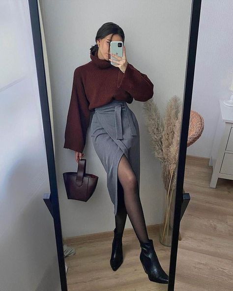 Brown Fitted Dress, Full Black Outfit, Parisian Outfit, Christmas Outfit Ideas, Christmas Outfits Women, Stylish Sweaters, Outfit Trends, Modest Fashion Outfits, Christmas Outfit