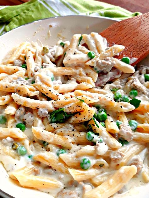 Creamy Turkey Pasta with Peas. Delicious. Used parmesan instead of cheddar Ground Turkey And Peas Recipes, Ground Turkey And Heavy Cream, One Pound Ground Turkey Recipes, Ground Turkey Creamy Pasta, Ground Turkey Alfredo Pasta, Creamy Turkey Pasta, Turkey Pasta Recipes, Ground Turkey Pasta Recipes, Ground Turkey Pasta