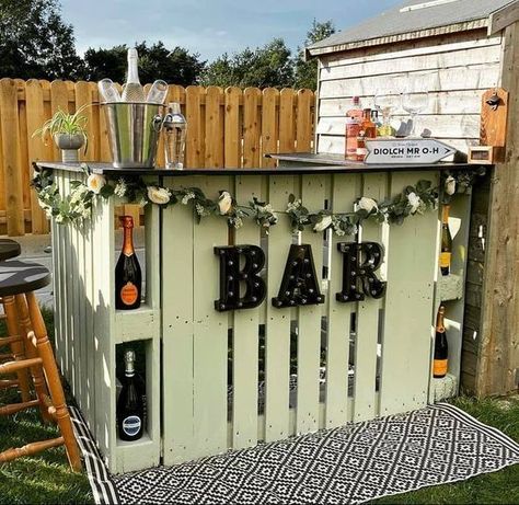 Palet Bar, Bar En Palette, Recycling Projects, Bra Tips, Diy Outdoor Bar, Outside Bars, Diy Home Bar, Pallet Bar, Pallet Patio