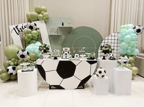 Soccer Birthday Theme, Soccer Baby Showers, Soccer Party Decorations, Party Rental Ideas, Soccer Theme Parties, Football Theme Birthday, Theme Bapteme, Football Balloons, Football Party Decorations