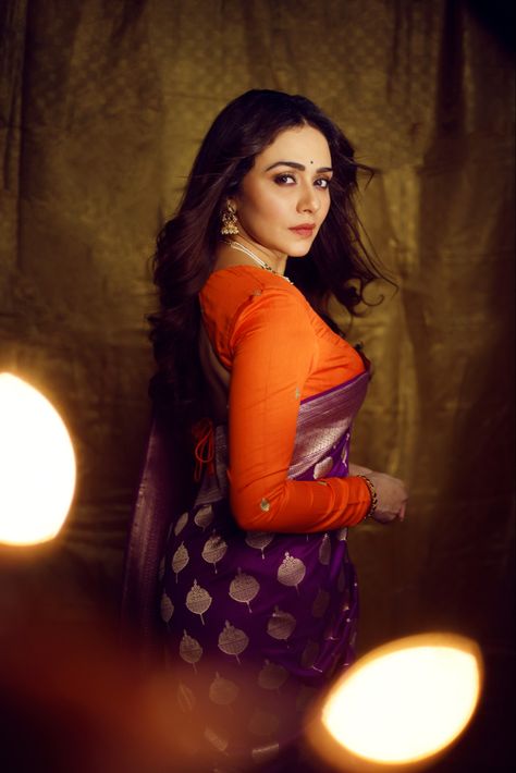 Amruta Khanvilkar Saree, Contrast Saree, Amruta Khanvilkar, Marriage Photoshoot, Marathi Culture, Bollywood Films, Long Distance Runner, Marathi Actress, Hype Wallpaper