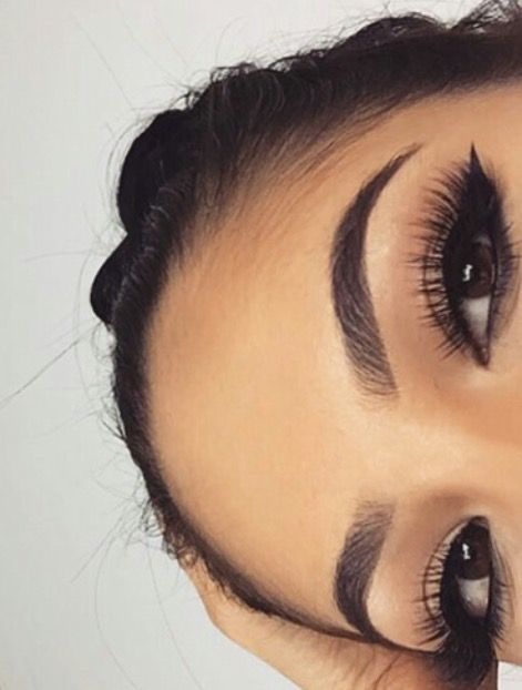 simple yet dramatic Curved Eyebrows Shape, Curved Brows, Brow Goals, Eyebrows Goals, Curved Eyebrows, Eye Brows, Eyebrows On Fleek, Brows On Fleek, Beauty Make-up