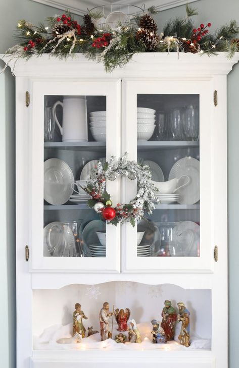 Cozy Farmhouse Christmas, Traditional Farmhouse Decor, Farmhouse Design Ideas, Corner Hutch, Diy Schneemann, Basket Makeover, Hutch Decor, Country Chic Cottage, Farmhouse Christmas Tree