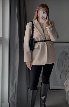 2024 Color Trends, Womens Snow Boots, Color Trends 2024, Fashion Trends Fall, Fall Winter 2023 2024, Elegant Outfit Classy, Mode Zara, 2024 Fashion Trends, Classic Style Outfits